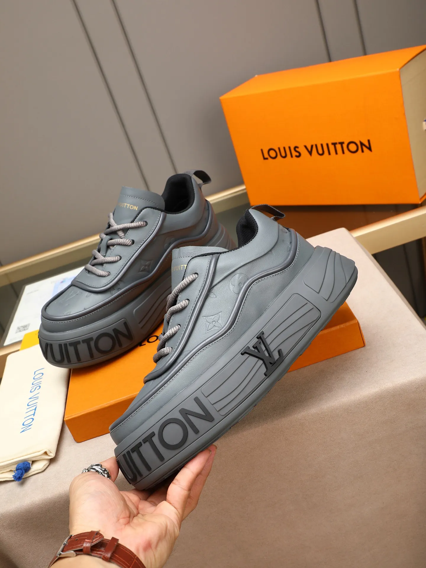 Men's men's shoes 💰560 LV are fashionable and fashionable, and the uppers are made of imported cowhide embossing! Super trendy design! It’s eye-catching! The leather is soft, delicate, shiny and translucent, showing the ultimate in pure handcraftsmanship, and the mesh is soft, comfortable and breathable! Size: 39-44 (38 45 customized)